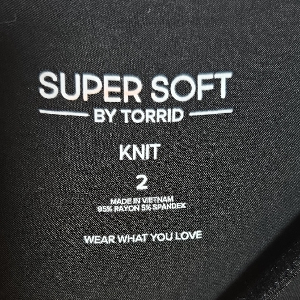 103 Torrid Womens 2 2X Elegant Black Long Sleeve Tee With Gold Chain On Shoulder - Picture 4 of 7